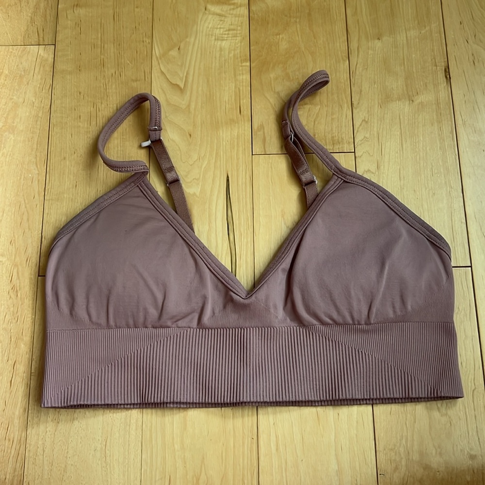 Lululemon Convertible Ebb to Street Bra size 8 Dusty Pink Includes Pads